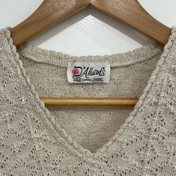 Vintage D’Allaird’s Made In Canada Cream V-Neck Short Sleeve Sweater - Picture 5 of 10